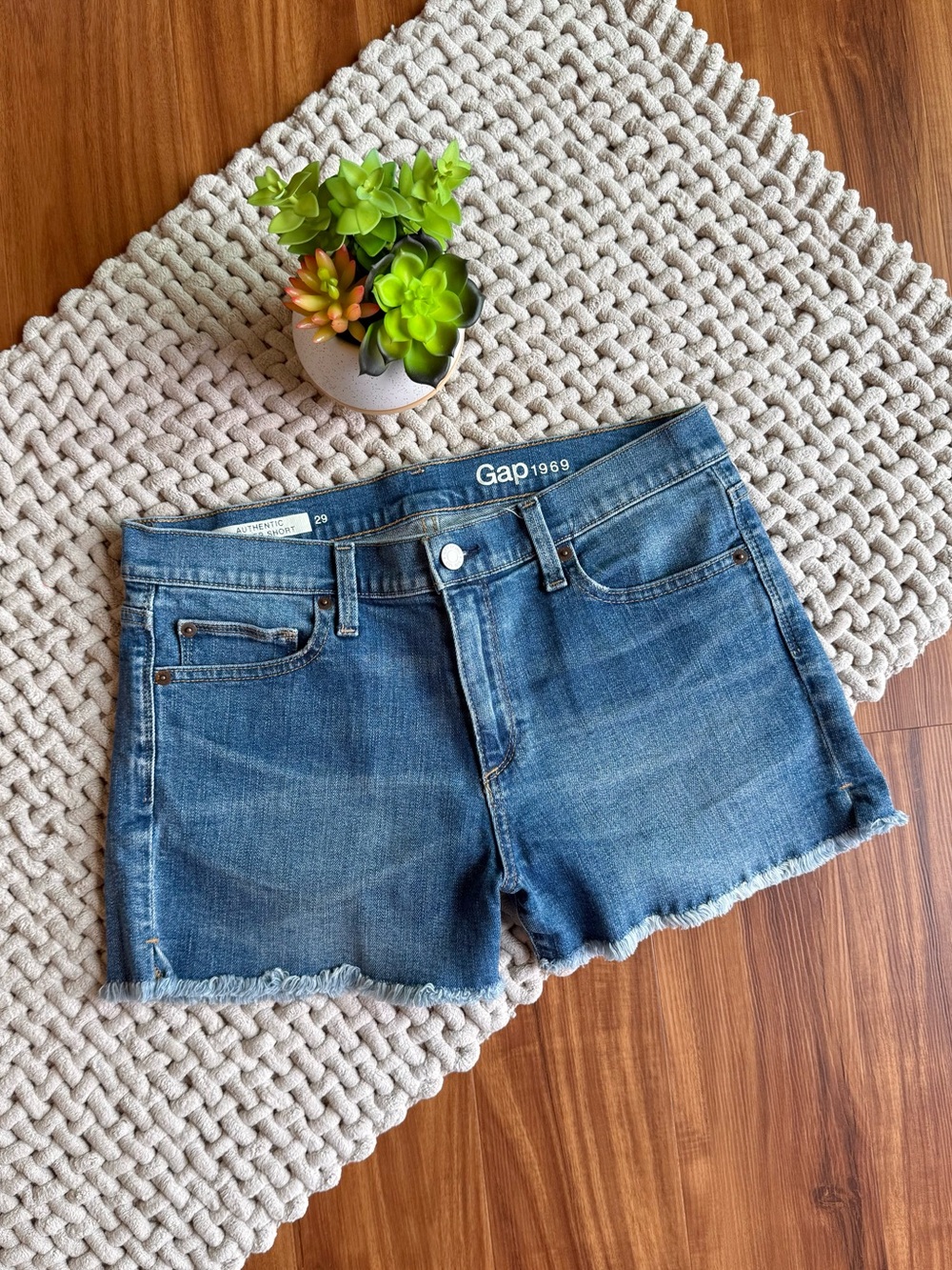 GAP | Authentic Summer Denim Cutoff Short in Medium Indigo 2.5” | 29